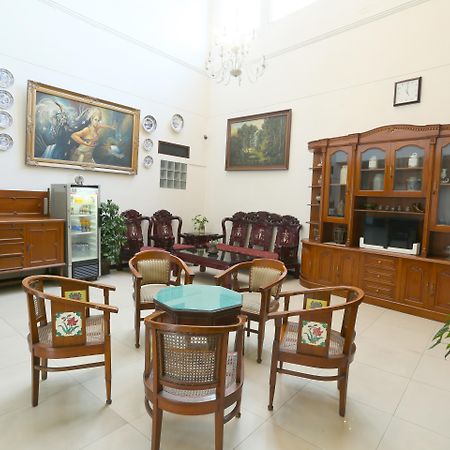 Reddoorz Near Braga Street Hotel Бандунг Екстериор снимка