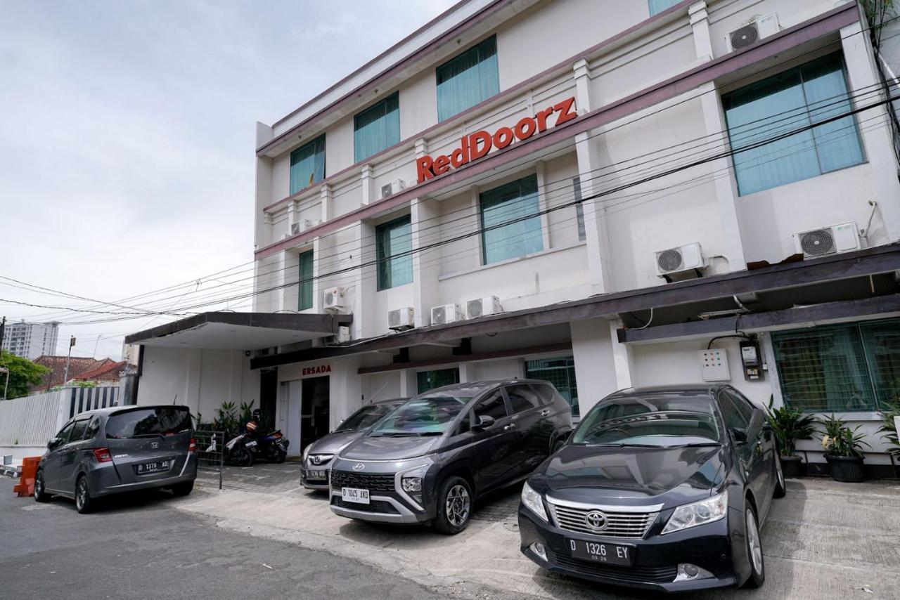 Reddoorz Near Braga Street Hotel Бандунг Екстериор снимка