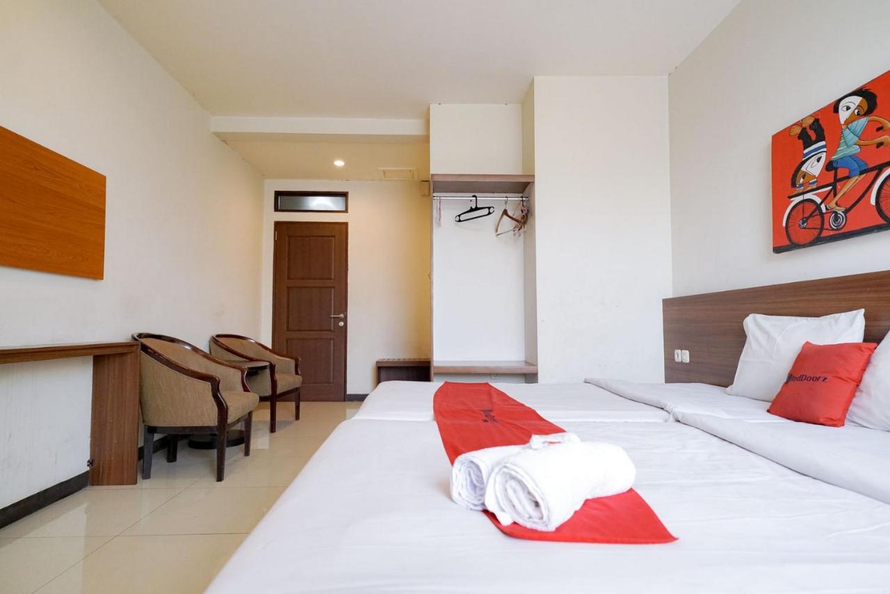 Reddoorz Near Braga Street Hotel Бандунг Екстериор снимка