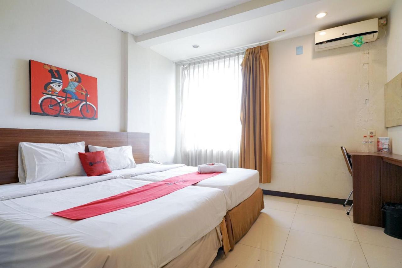 Reddoorz Near Braga Street Hotel Бандунг Екстериор снимка