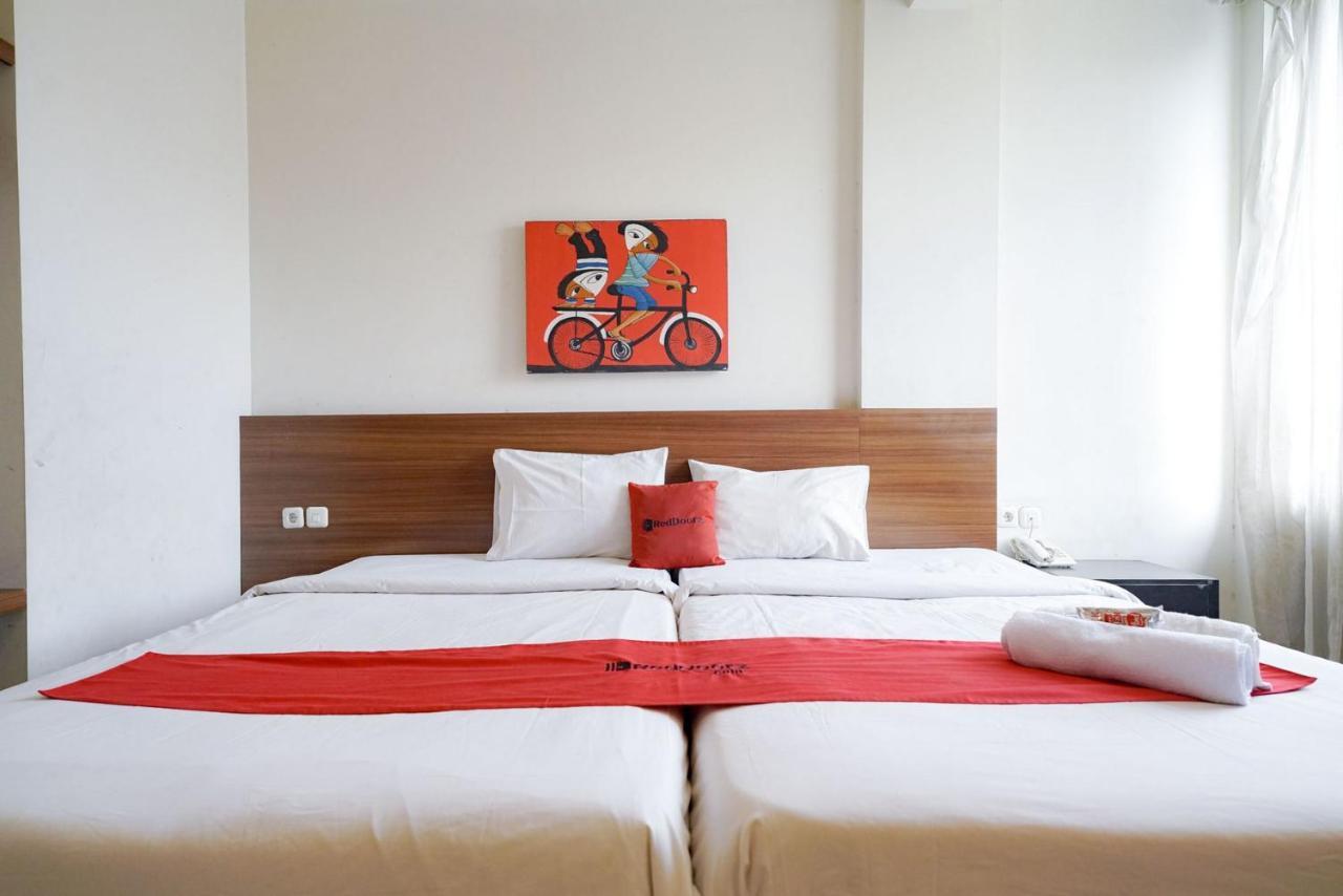 Reddoorz Near Braga Street Hotel Бандунг Екстериор снимка