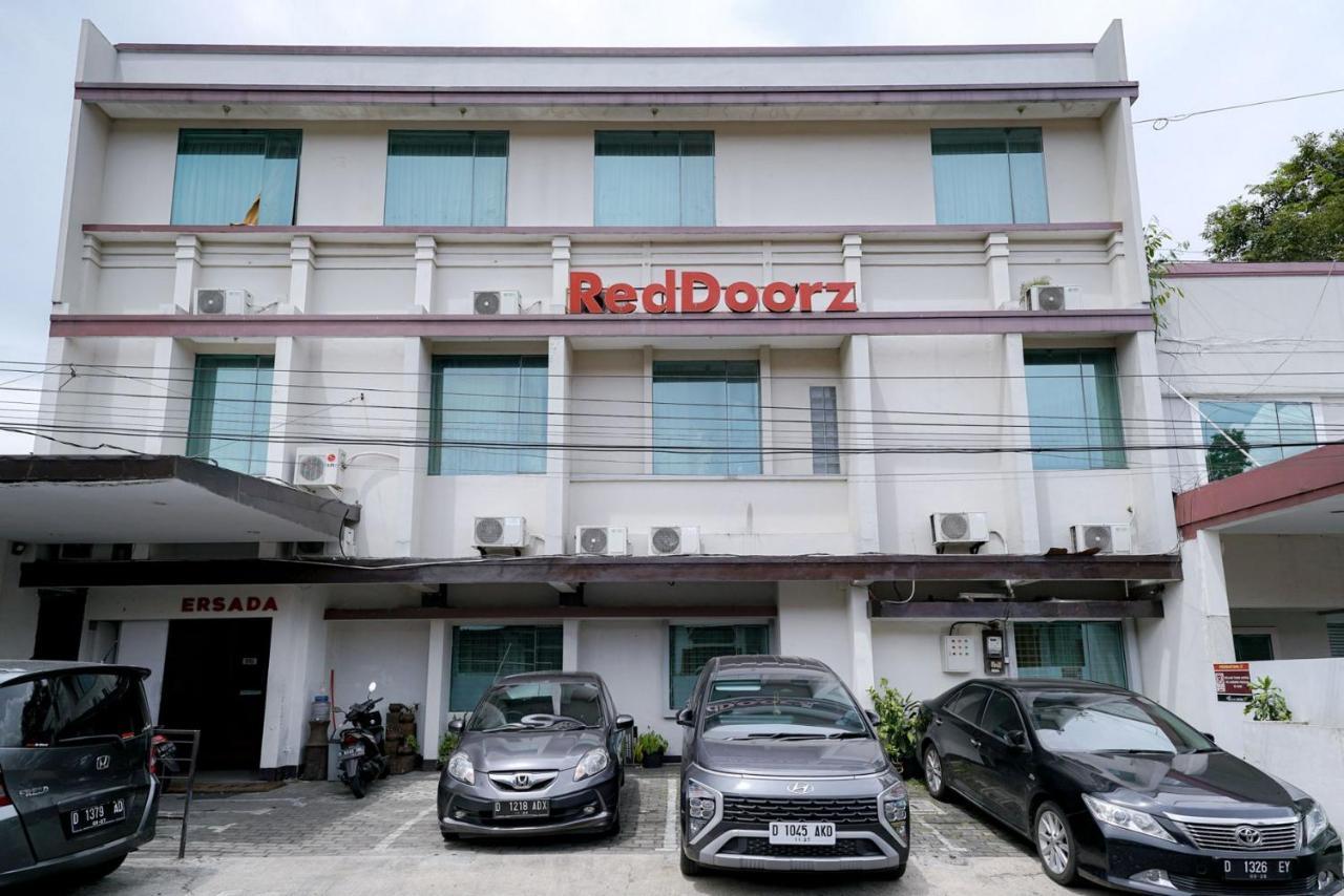 Reddoorz Near Braga Street Hotel Бандунг Екстериор снимка
