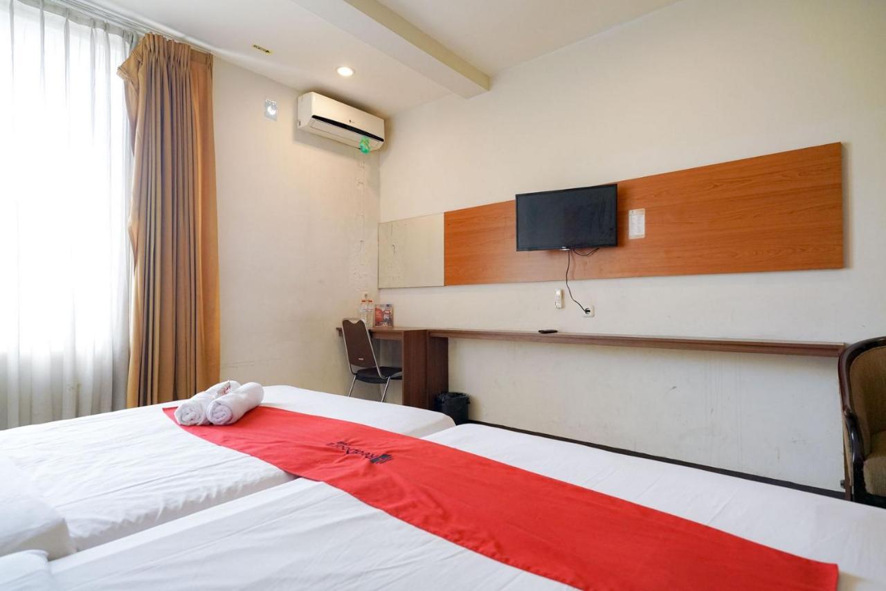 Reddoorz Near Braga Street Hotel Бандунг Екстериор снимка
