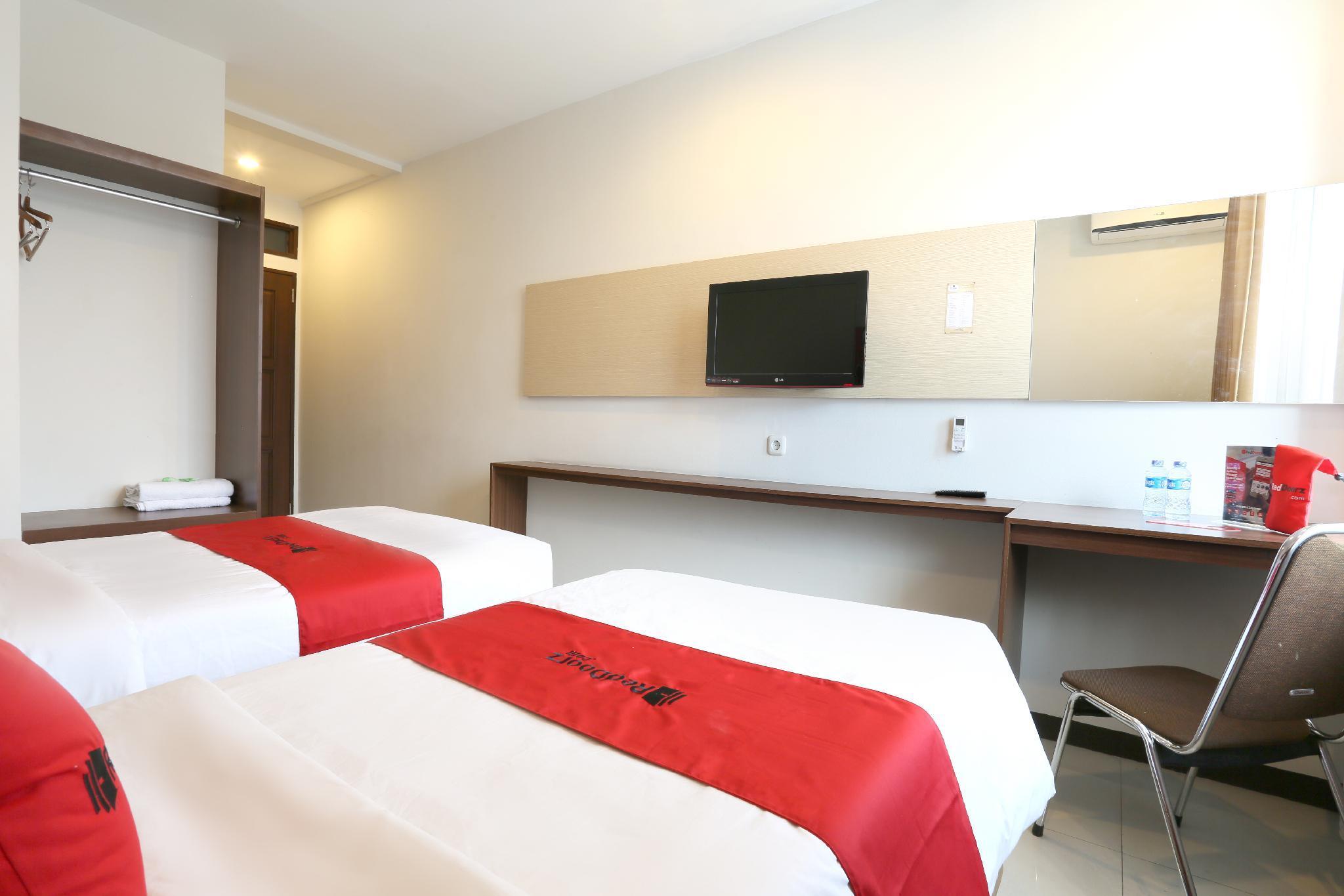 Reddoorz Near Braga Street Hotel Бандунг Екстериор снимка