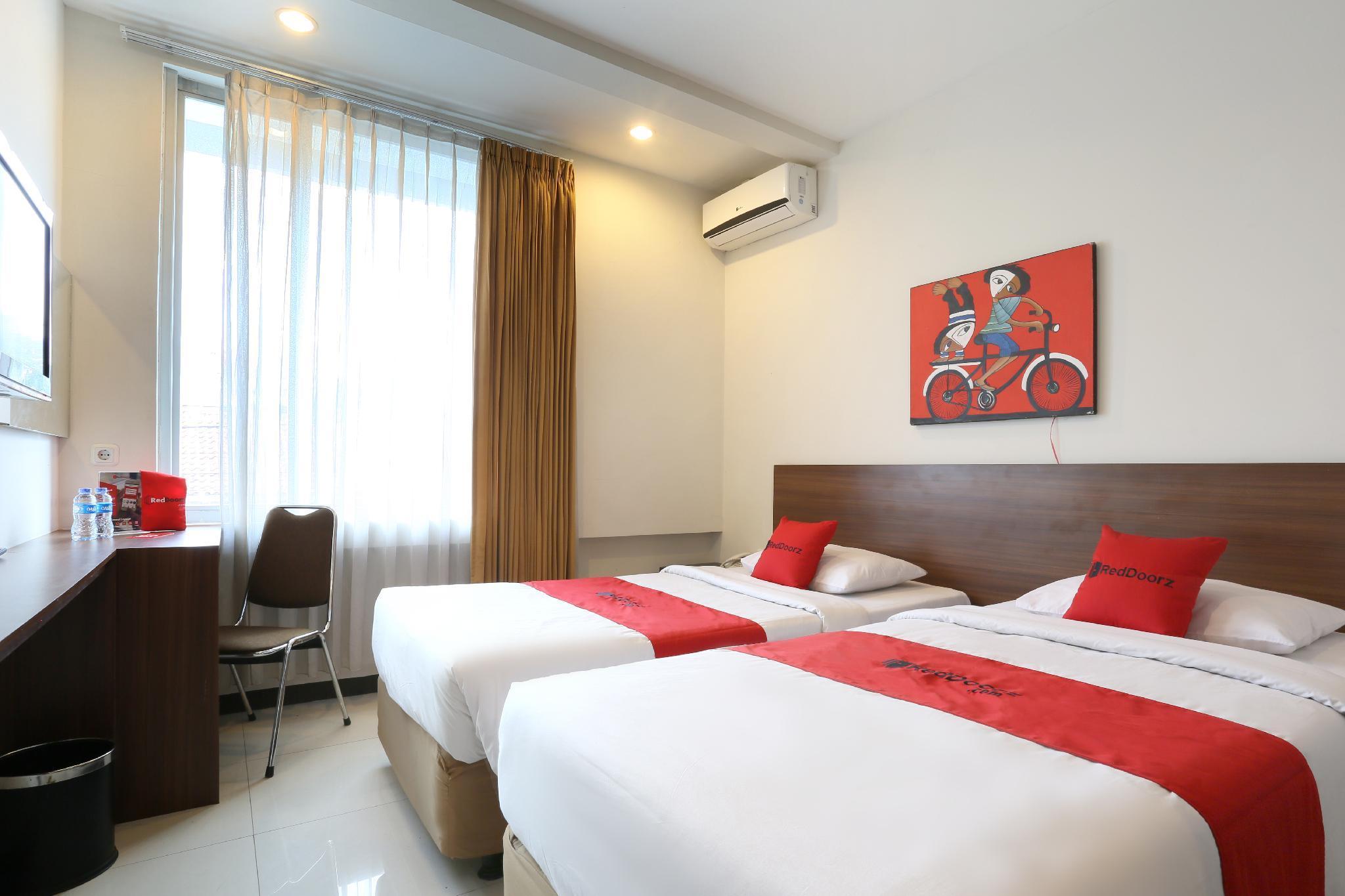 Reddoorz Near Braga Street Hotel Бандунг Екстериор снимка