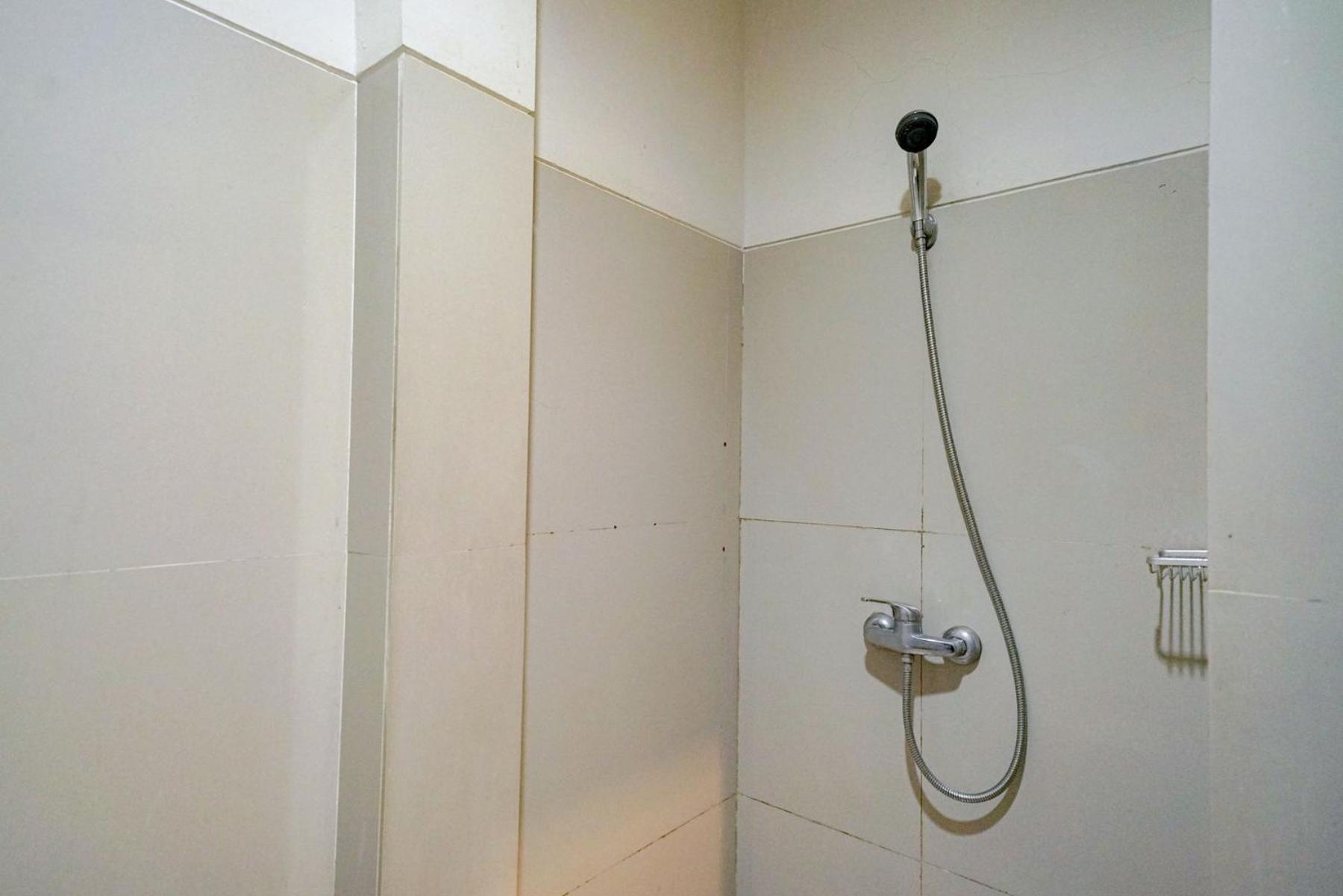 Reddoorz Near Braga Street Hotel Бандунг Стая снимка