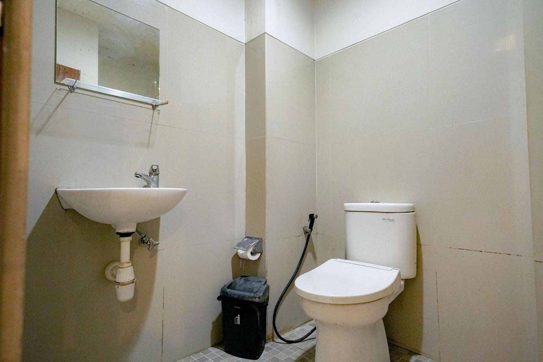 Reddoorz Near Braga Street Hotel Бандунг Стая снимка