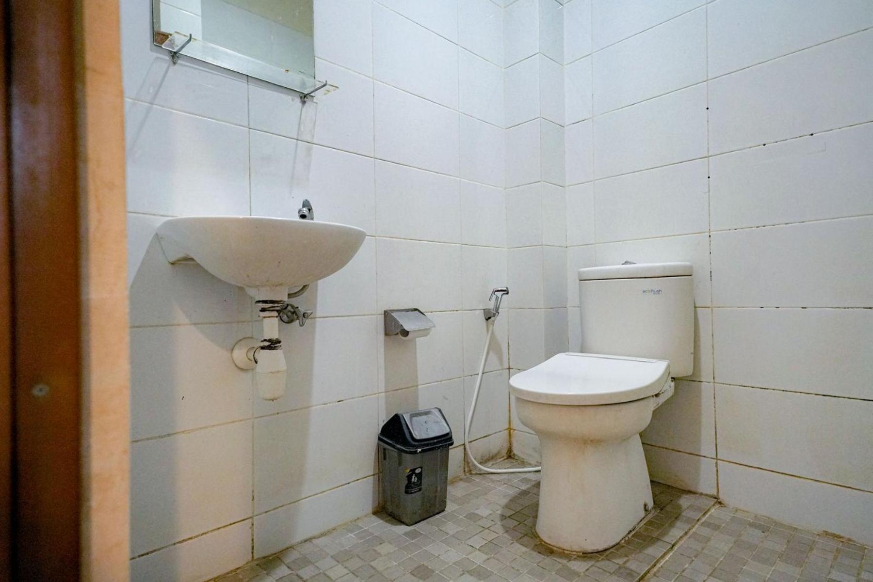 Reddoorz Near Braga Street Hotel Бандунг Стая снимка